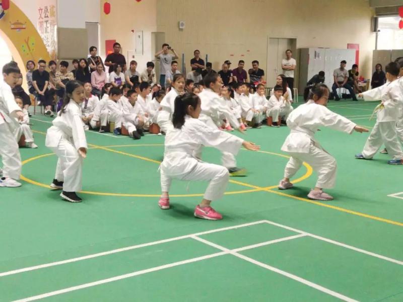 上海市社區(qū)<a href=http://m.cnzcn.net.cn target=_blank class=infotextkey>健身</a>俱樂部