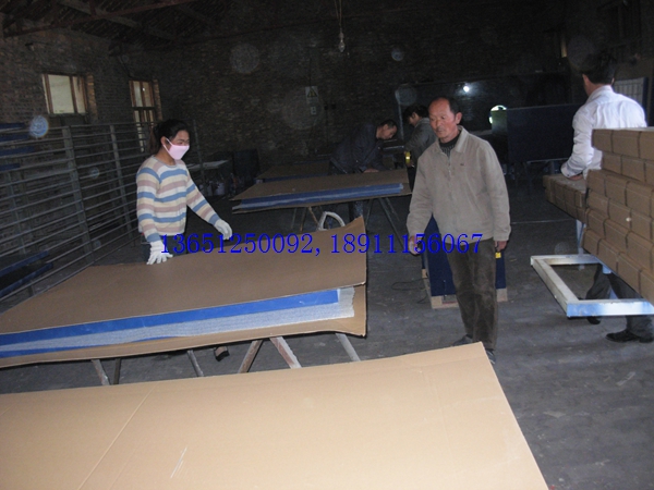 老國標(biāo)室外乒乓球臺對面