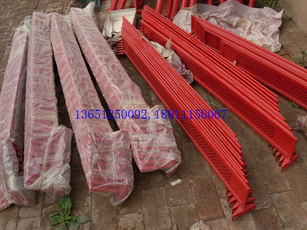 老國標(biāo)室外乒乓球臺對面