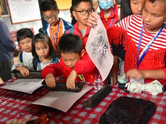 看木偶戲、體驗年畫制作：小記者“約會”非物質文化遺產