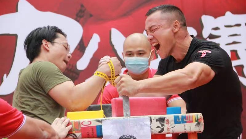 【本地】近百名力士“扳手腕”，腕力公開賽落幕