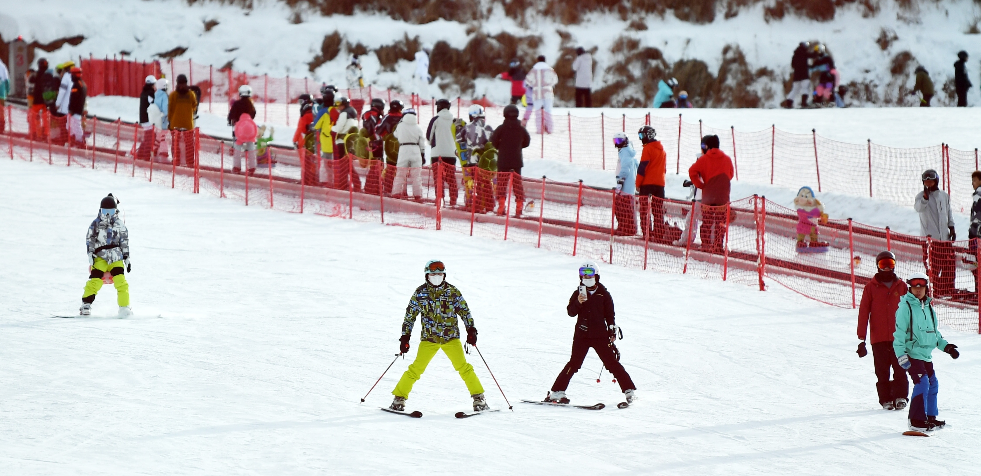 我國實(shí)現(xiàn)“帶動(dòng)三億人參與冰雪運(yùn)動(dòng)”目標(biāo)