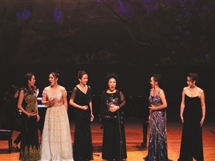 師生同臺放歌 觀眾“一飽耳福”