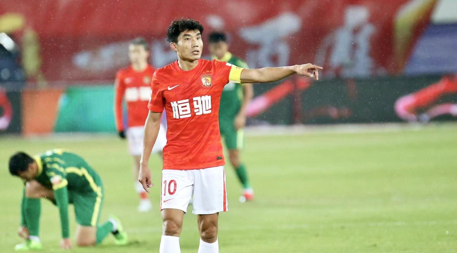 【中超】主教練鄭智首發并助攻，廣州隊小勝北京隊穩守第二