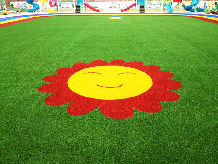 幼兒足球場人工草坪運動系統-草絲選用C型單絲，柔軟舒適，挺直度佳,安全環保的PU背膠(圖文)