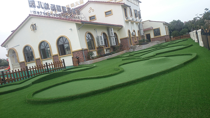 幼兒足球場人工草坪運動系統-草絲選用C型單絲，柔軟舒適，挺直度佳,安全環保的PU背膠(圖文)