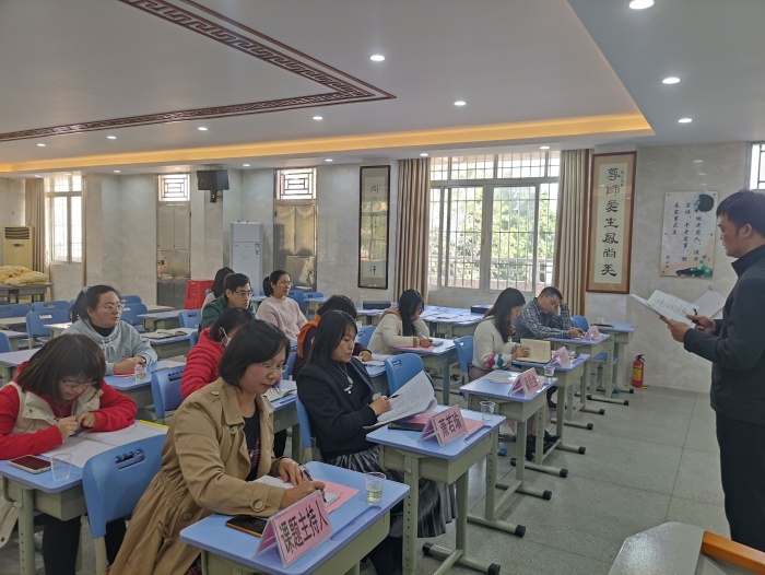 大涌南文小學舉行“小學數學課堂教學過程的激勵性評價研究”中期匯報活動