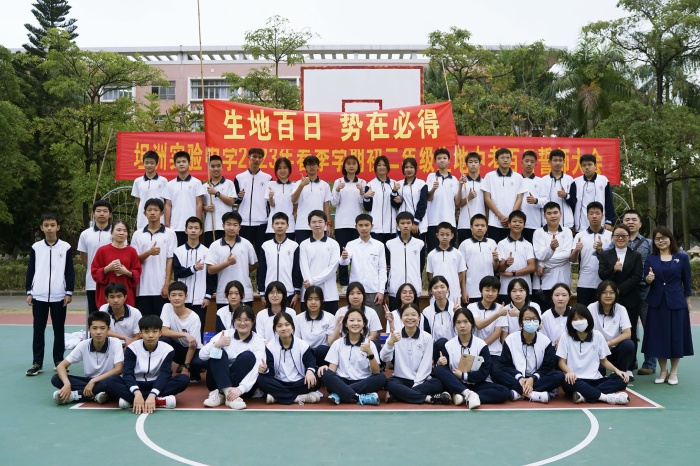 秣馬揚鞭酬壯志，奮楫篤行鑄輝煌