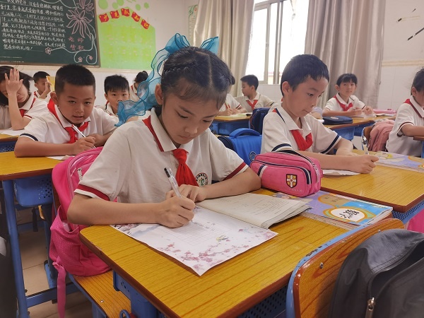 普通話誦百年偉業(yè)·規(guī)范字寫(xiě)時(shí)代新篇