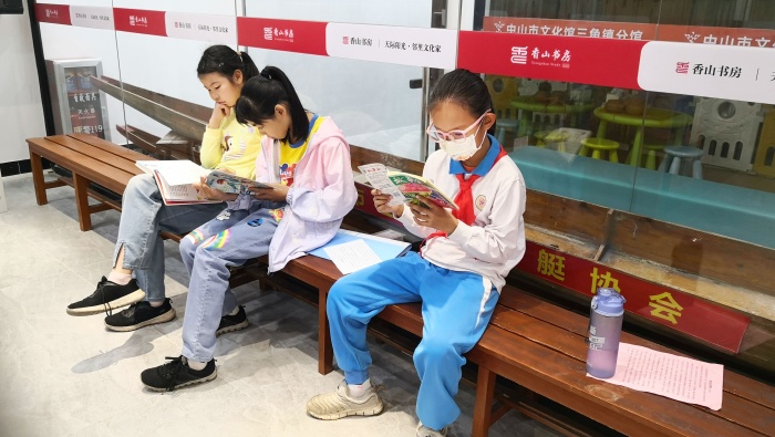 汲取榜樣力量，弘揚雷鋒精神