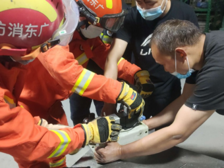 驚險！男子手指被機器“咬”住，中山三角鎮(zhèn)消防火速救援