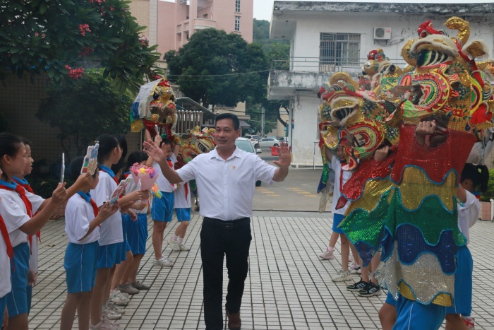 花韻漸濃迎佳節 麒麟獻瑞謝師恩