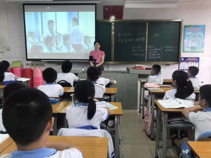 新沙小學組織全校師生觀看心理健康直播課