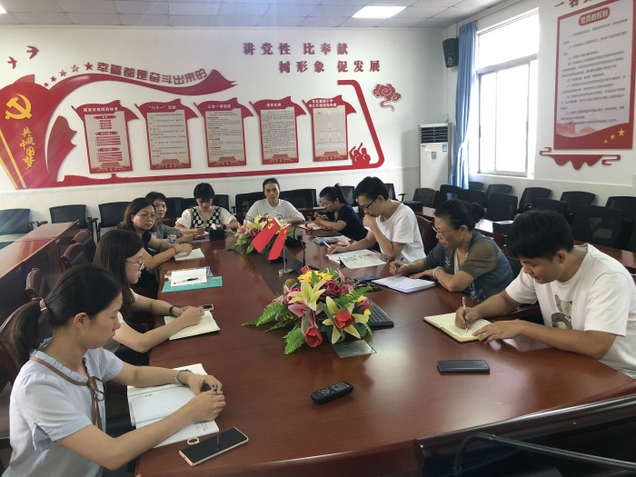 老師們積極評課、議課