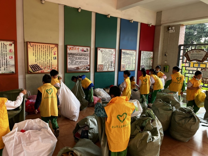 捐一件衣物，獻(xiàn)一片愛心