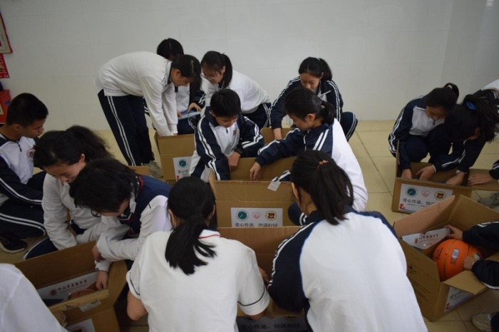 愛(ài)心傳遞 情滿(mǎn)校園——市僑中初中部開(kāi)展向汕頭市潮陽(yáng)區(qū)上底初級(jí)中學(xué)捐贈(zèng)活動(dòng)