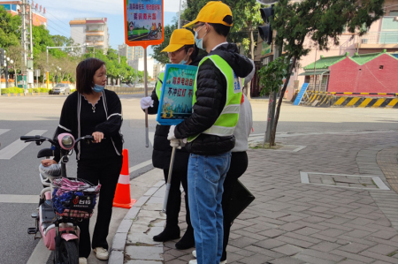 “黃馬甲”成街頭風景！南頭鎮60余名志愿者勸導駕乘人員佩戴頭盔