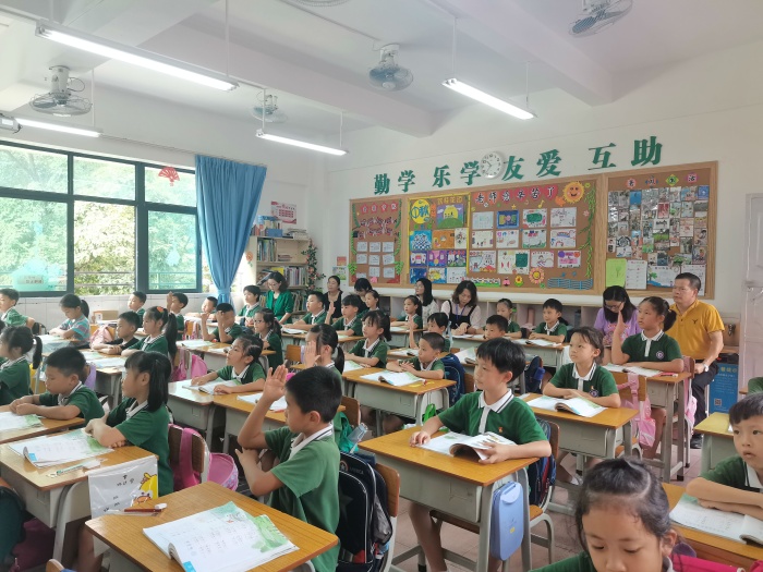 老師們積極聽課