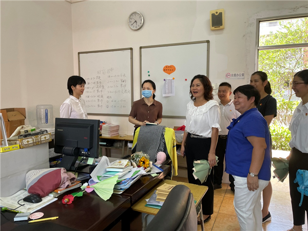 翠亨小學(xué)：南朗街道黨工委歐嘉喜委員到翠亨小學(xué)進(jìn)行教師節(jié)慰問