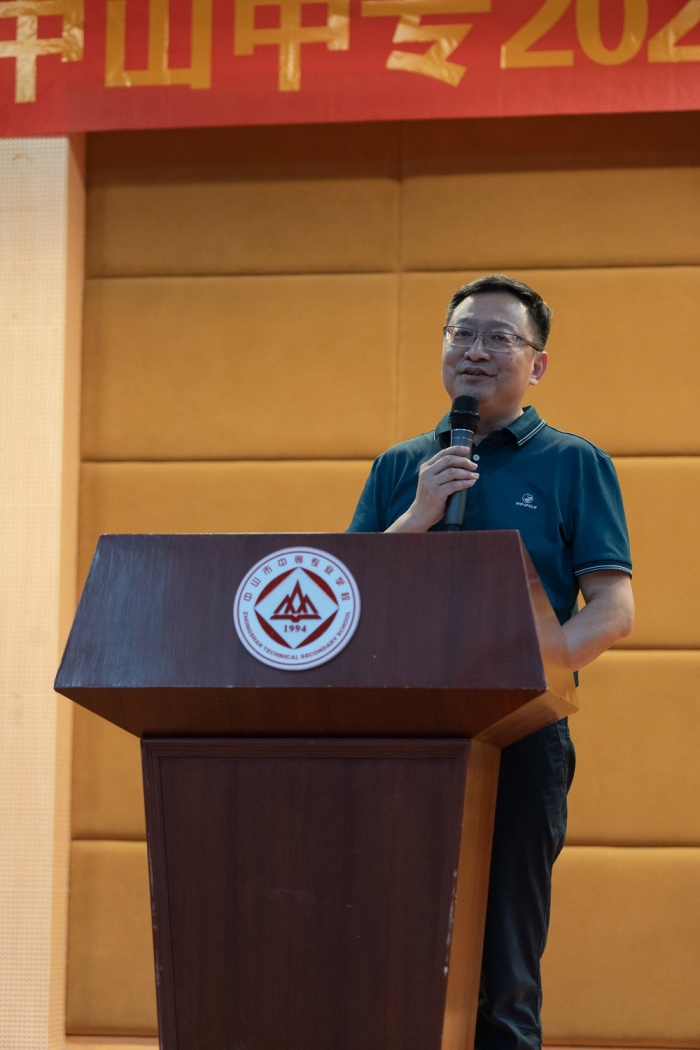 重溫先輩奮斗史 開拓學校新局面——中山中專黨委書記、校長陳峰開講2021年秋季開學思政第一課