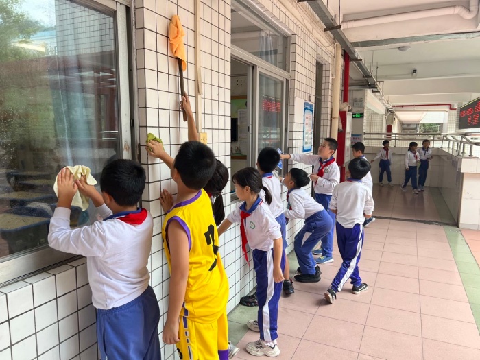 開發區第二小學開展全校師生“衛生大掃除”活動