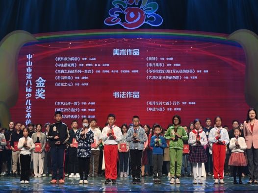 這項市級少兒藝術比賽，來自火炬一中的她獲得書法類金獎