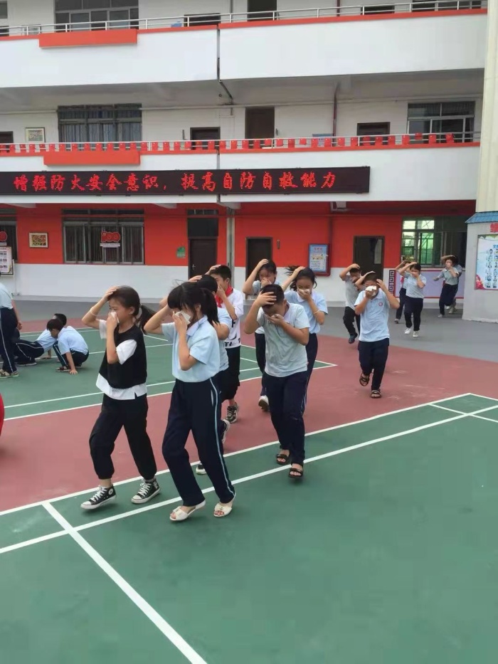 開展校園消防演練，安全教育常抓不懈