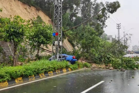 司機注意繞行！神灣一路段因滑坡而交通中斷