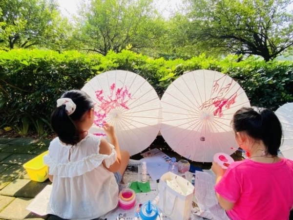 大手牽小手，“繪”出對祖國的祝福