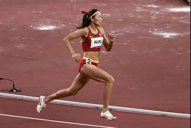 “黑科技”跑道，讓運動員“飛了起來”！-奧運田徑跑道是如何造出來的？