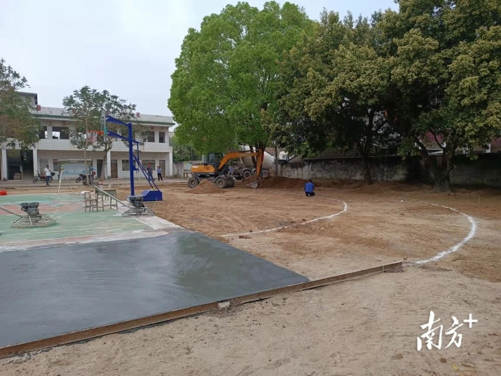 59名學(xué)生喜迎愛心操場，惠城汝湖村尾村興建標準<a href=http://m.cnzcn.net.cn target=_blank class=infotextkey>塑膠跑道</a>