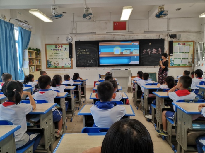 開發區第二小學開展生命教育主題會