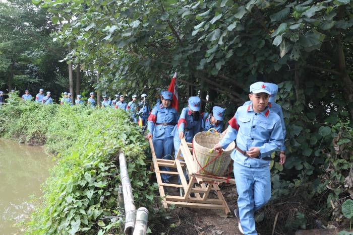 開發區第一小學舉行“踏尋紅色足跡，共慶建黨100周年”親子研學