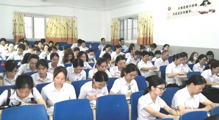 加強師德修養 規范教育行為