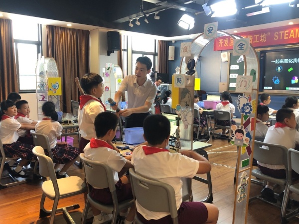 AI課堂助力疫情防護，真實問題驅(qū)動課堂學(xué)習(xí)