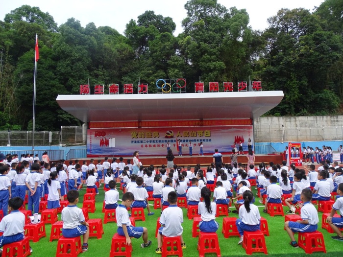 開(kāi)發(fā)區(qū)第二小學(xué)舉行一年級(jí)新隊(duì)員入隊(duì)儀式