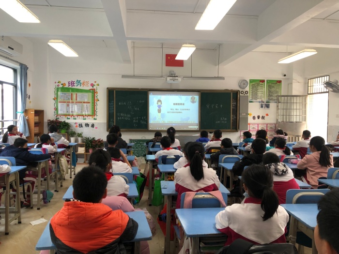 開發區第一小學開展“守護花開，關愛學生”主題教育