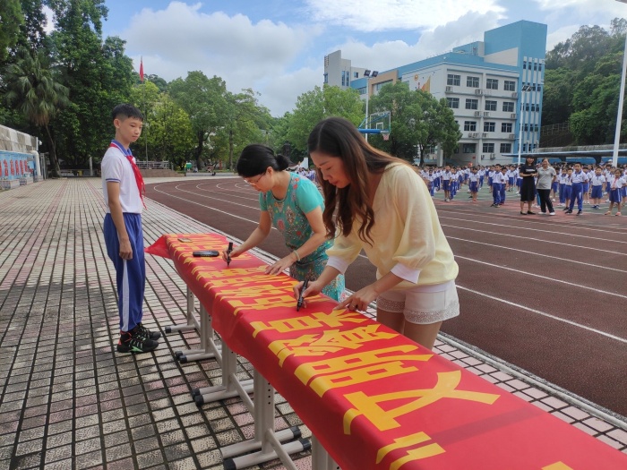 開發區第二小學舉行“文明餐桌 拒絕浪費”活動啟動儀式
