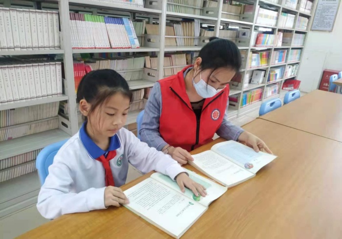 沐浴書香，共同成長，向黨致敬 ——火炬開發區第二小學開展親子閱讀