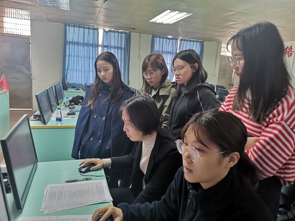 開發區第五小學承辦區道德與法治論文評審工作