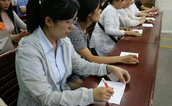 一家長勇氣可嘉，在“告家長書”上簽不同意，網友：官方該出手了