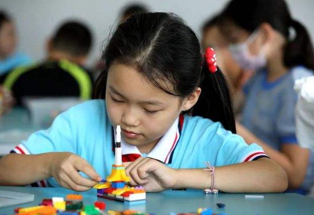 教育部下發(fā)新消息，2022年秋季將全面實(shí)施，家長(zhǎng)的壓力終于減輕了