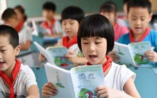 “爸爸在忙，媽媽不打扮了”，課本封面和三胎有關？官方親自辟謠