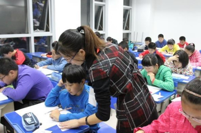 年輕的女老師被辭退，理由竟然是因為“雙減”，到底發生了什么