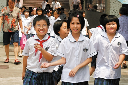 學校“天價校服”賬單曝光，家長勇敢簽下“不同意”，獲網友支持