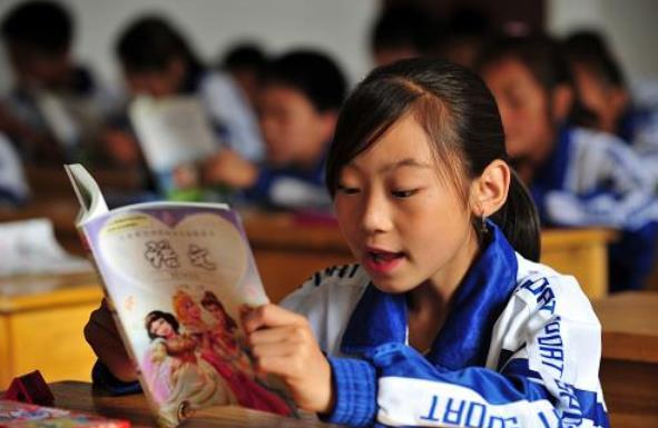 小學語文課本封面上“媽媽”變丑了？官方辟謠，與二胎變三胎無關