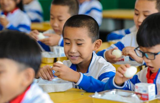 “睡眠令”落地，各地中小學調整到校時間，家長表示新問題出現