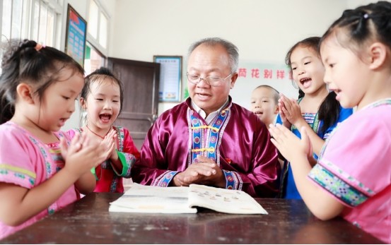 教師“職稱”迎來新調整，教齡成為評定新標準，老教師受益很大