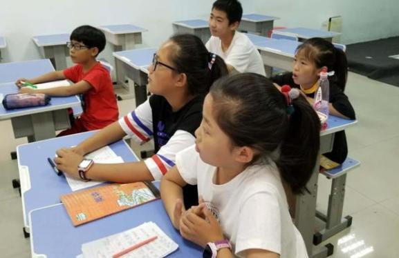 開學后校外培訓班樂壞了，課變少了錢沒少，家長對此看法不一