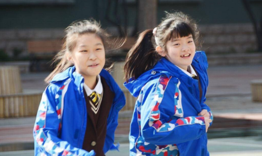 上海一小學收2320元校服費，校服清單里還有背心？家長回復